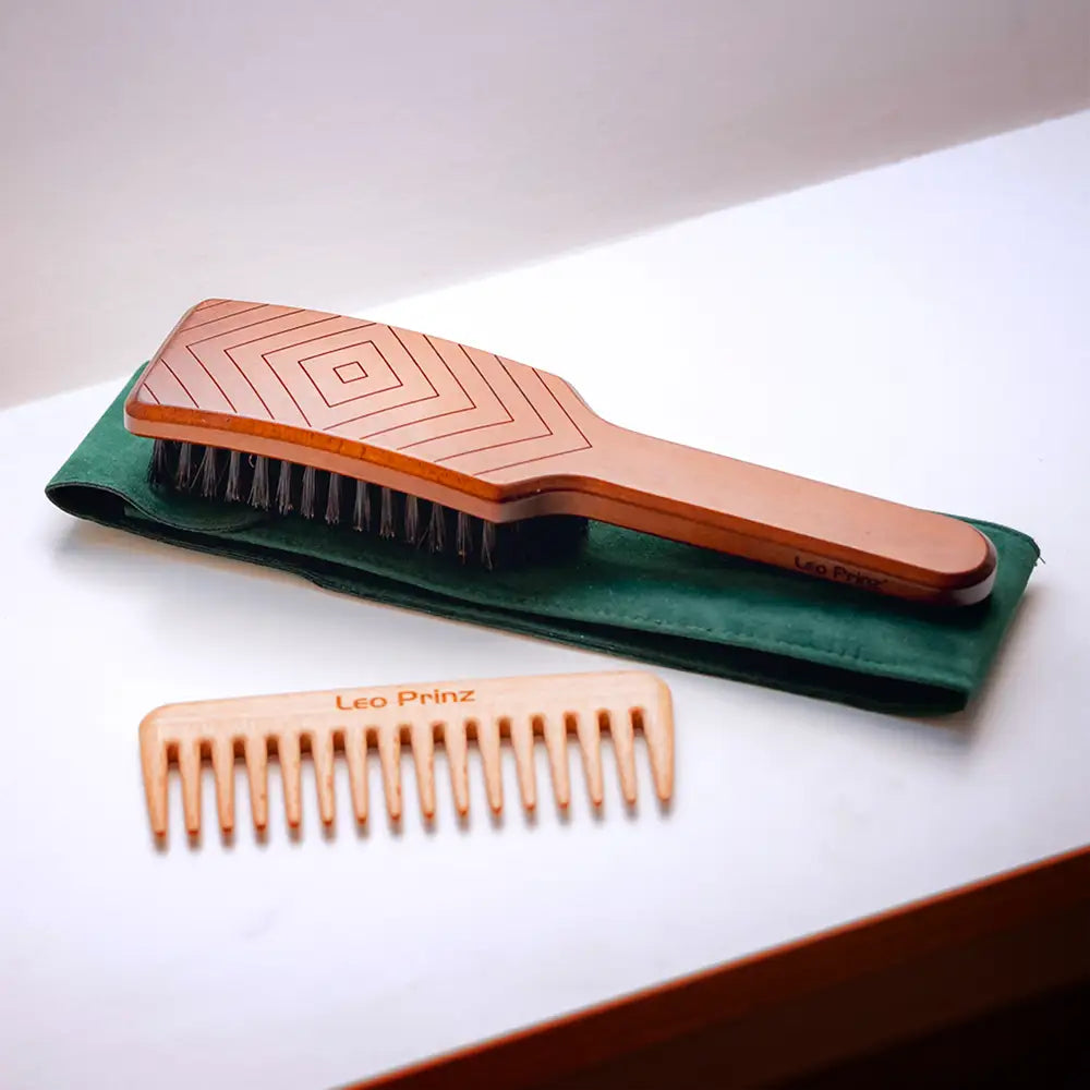 Haarbürsten mit Kamm und Etui