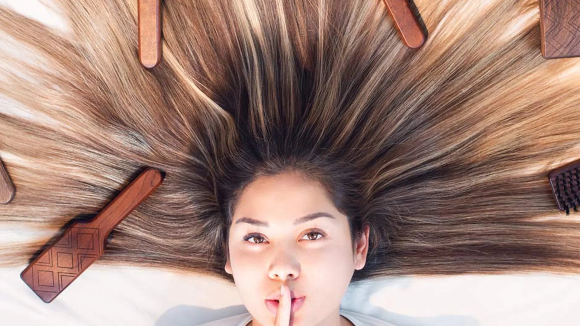 Detail-Aufnahme einer Leo Prinz Wildschweinborstenbürste mit feinen Naturborsten auf hellem Hintergrund