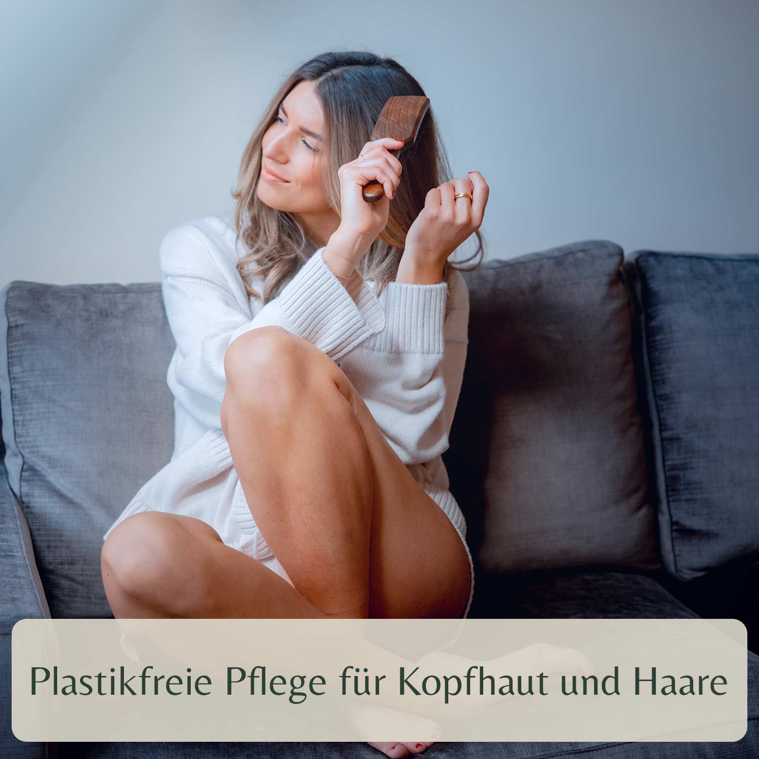 Frau auf Sofa bürstet sich ihr Haar und pflegt die Haare mit einer hochwertigen Wildschweinborsten Bürste